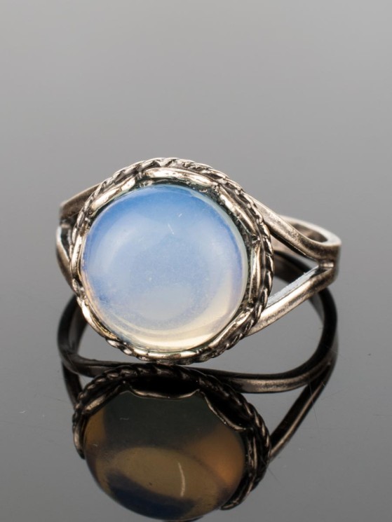 Кольцо из лунного камня "Мадонна" кг-002-ЛК